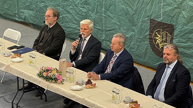 Nvtvu steckho kraje zahjil prezident Petr Pavel debatou se studenty Stedn lesnick koly a Stedn odborn koly. (14. jna 2025)