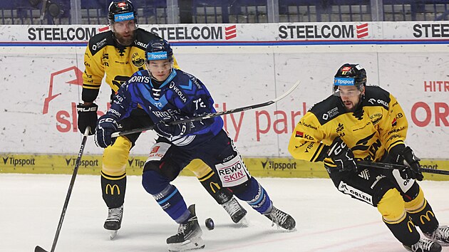 Vítkovický Jan Bambula upaluje za kotou�em.