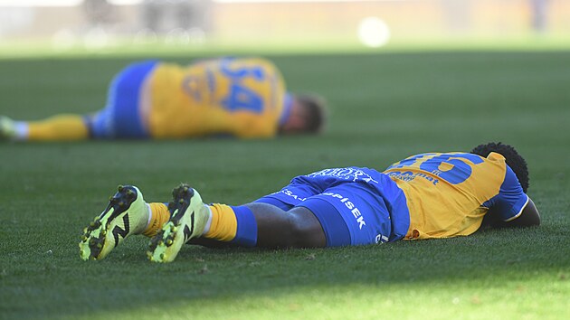 Zran�n� tepli�t� fotbalist� John Auta a Vytis Audinis