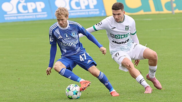 Olomouc orta saha oyuncusu Michal Beran (solda), Rok Štorman'ın önünde topu koruyor.