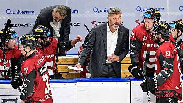 Sparansk kou Jaroslav Nedvd na stdace udluje pokyny svm svencm.