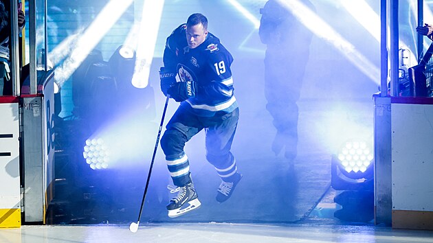 JE ZPÁTKY. Kanadský úto�ník Jonathan Toews se definitivn� vrátil do NHL, po 910...