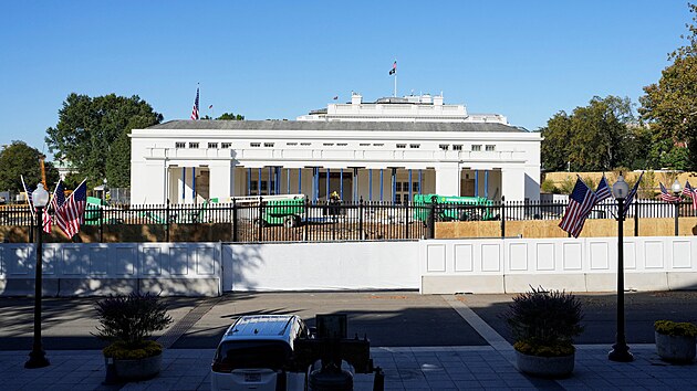 Stavebn prce na rozen tanenho slu americkho prezidenta Trumpa v Blm dom pokrauj. (15. jna 2025)