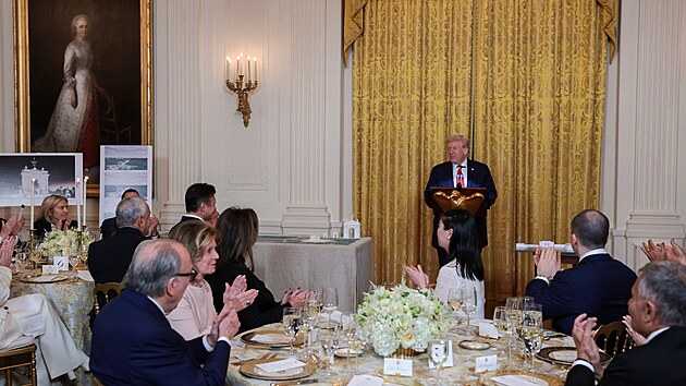 Americk prezident Donald Trump upodal veei v tanenm sle vchodnho kdla Blho domu. (15. jna 2025)