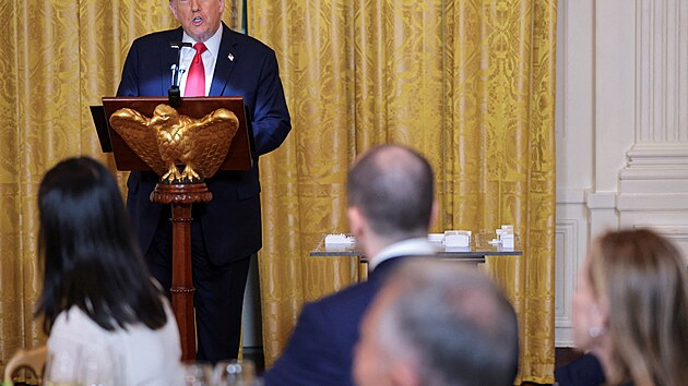 Prezident Donald Trump promluvil na veei pro drce, kte pispli na vstavbu novho tanenho slu v Blm dom. (15. jna 2025)