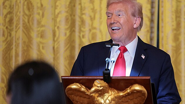 Americk� prezident Donald Trump po��d� ve�e�i pro sponzory v B�l�m dom� ve Washingtonu. (15. ��jna 2025)