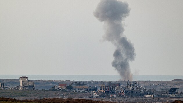Z Gazy stoup� kou� po v�buchu. (19. ��jna 2025)