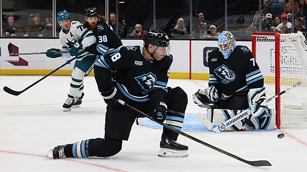 Karel Vejmelka v brn sleduje ponn svho kolegy z Utahu Iana Colea.