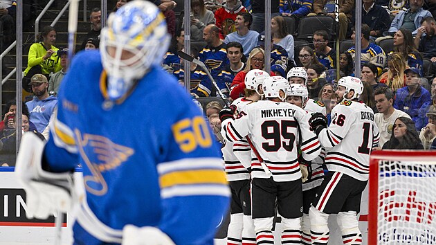 Hokejist Chicaga se raduj z glu proti St. Louis.