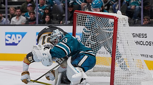 Brett Howden najd do branke Alexe Nedeljkovice.