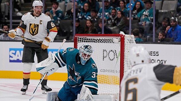 Alex Nedeljkovic se marn natahuje po stele Pavla Dorofejeva.