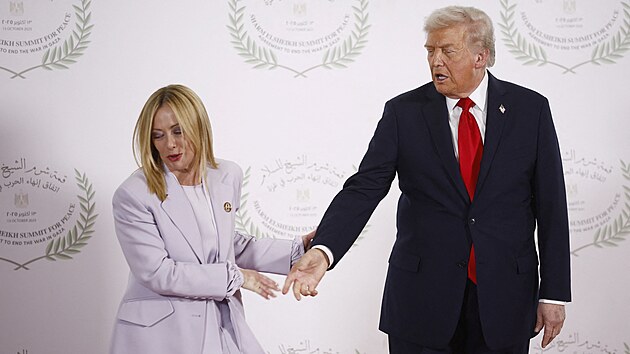 Americk prezident Donald Trump v Egypt na summitu o ukonen vlky v Gaze s italskou premirkou Giorgiou Meloniovou (13. jna 2025)