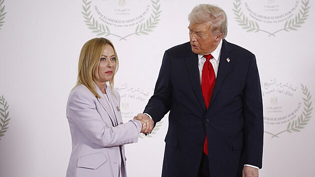 Americk prezident Donald Trump v Egypt na summitu o ukonen vlky v Gaze s italskou premirkou Giorgiou Meloniovou (13. jna 2025)