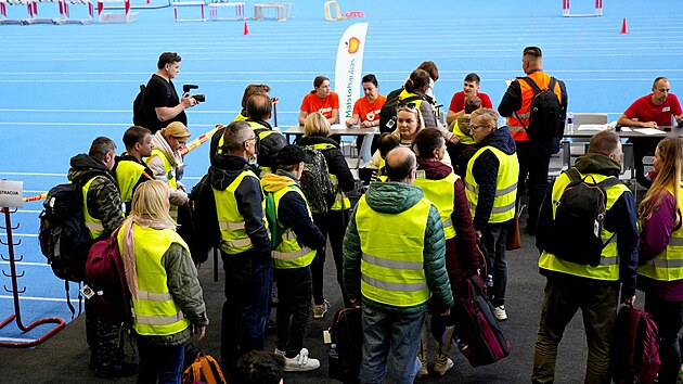 Dobrovolnci se astn evakuanho cvien pro ppad vojenskho konfliktu ve sportovn hale v litevskm Kaunasu. (7. jna 2025)