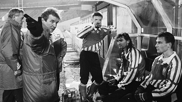 Trenr Duan Uhrin udl pokyny eskm fotbalistm, mezi nimi jsou Tom epka,...