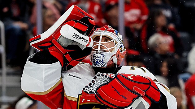 Brank�� Sergej Bobrovskij se osv�uje.