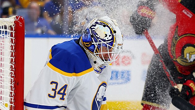 Brank Buffala Alex Lyon v rozkleku zasahuje proti letcmu kotoui.