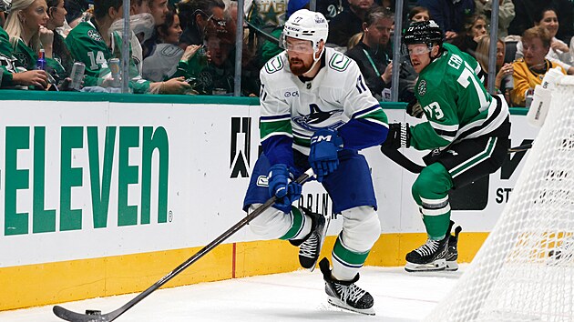 Filip Hronek sb�r� kotou� za brankou.