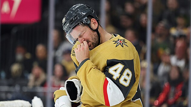 Tom Hertl s bolestivou grimasou po rn do ruky.