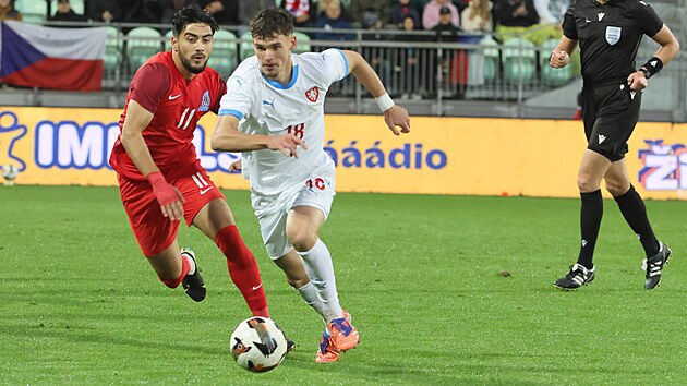 Luk Ambros, kter dal druh gl reprezentant do 21 let, unik Chayalovi Aliyevovi z zerbjdnu.