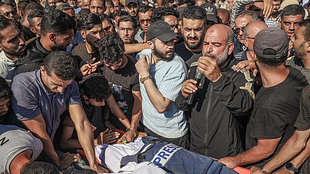 Palestinci v Gaza City pohbvaj Sleha al-Dafarvho. Mue mnoha rol, ktermu se kvli tomu posmn pezdvalo Mr. Fafo. Vydval se za novine, lkae i zdrcenho rodie. (13. jna 2025)