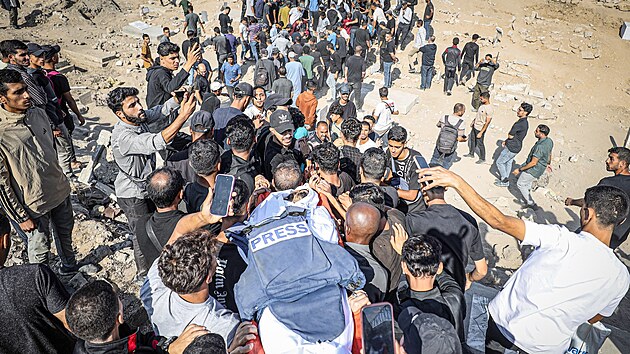 Palestinci v Gaza City pohbvaj Sleha al-Dafarvho. Mue mnoha rol, ktermu se kvli tomu posmn pezdvalo Mr. Fafo. Vydval se za novine, lkae i zdrcenho rodie. (13. jna 2025)