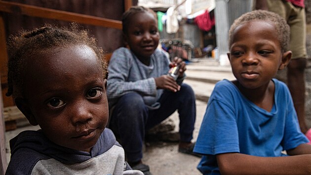 Haitsk dti na dvoe psteku pro lidi bez domova v Port-au-Prince. Stejn jako ostatn obyvatele ostrovnho sttu je vyhnalo nekonc nsil zloineckch gang. (25. z 2025)