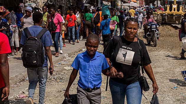 Haian se propltaj ulicemi Port-au-Prince, kde lid bez domova protestuj proti nezjmu vldy, kter podle nich nee, e se dti kolou povinn kvli nsil zloineckch gang a rozvratu sttu nedostanou ke vzdln. (2. jna 2025)