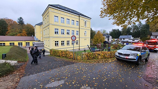 Po streľbe neďaleko základnej školy v Smržovke na Jablonecku zomreli dvaja ľudia, jeden ďalší je ťažko zranený. (16. októbra 2025)