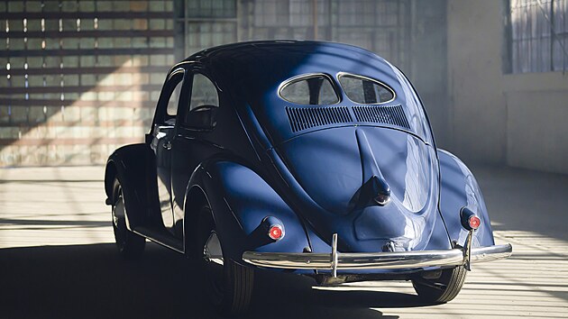 Volkswagen Brouk (1939�2003) � 64 let:
Lidov� auto navr�en� Ferdinandem Porsche se zrodil jako v�le�n� projekt, aby na konci 30. let postavil nacistick� N�mecko na kola. A�koliv ho po druh� sv�tov� v�lce ��dn� z v�t�zn�ch mocnost� necht�la, tak brouka nakonec vzniklo 21,5 milionu exempl���.
