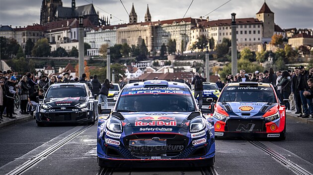 Zvodn specily pi spanil jzd Prahou ped Stedoevropskou rallye. Na ele je Ford Lucemburana Gregoira Munstera