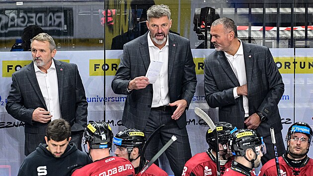 Nov hlavn trenr Sparty Jaroslav Nedvd (uprosted) a jeho asistenti Patrik Martinec (vlevo) a Valdemar Jiru (vpravo) bhem zpasu proti Pardubicm