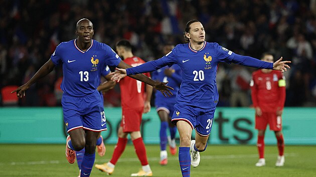 Francouzi Florian Thauvin a Jean-Philippe Mateta slav gl v kvalifikaci na mistrovstv svta proti zerbjdnu