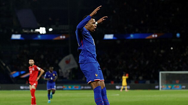 Francouz Kylian Mbapp slav bhem kvalifikace na mistrovstv svta proti zerbjdnu