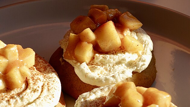 Pumpkin spice cookies s krémem a jablky podle Milady Kapitánové