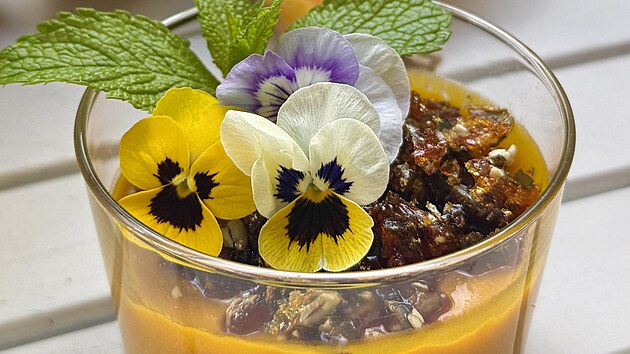 Koenná dýová panna cotta s karamelem a dýovými semínky podle Michala Deuse