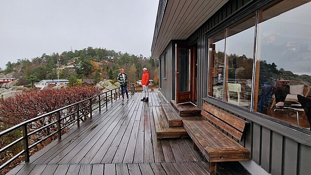 Otec Bjørna a Toma chatu, kterou smrem k moi lemuje terasa, postavil u v roce 1972.