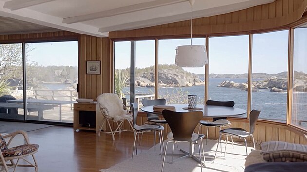 Pvodn interir s jdelnm stolem u okna