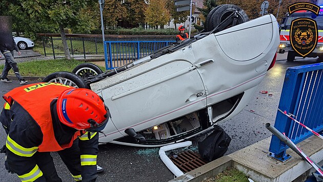 Pi nehod v Pozlovicch na Zlnsku skonila tkolka Fiat 500 Ellenator na stee. (15. jen 2025)