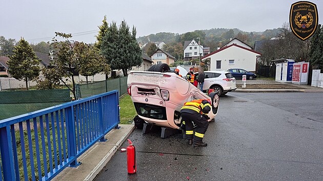 Pi nehod v Pozlovicch na Zlnsku skonila tkolka Fiat 500 Ellenator na stee. (15. jen 2025)