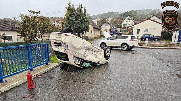 Pi nehod v Pozlovicch na Zlnsku skonila tkolka Fiat 500 Ellenator na stee. (15. jen 2025)