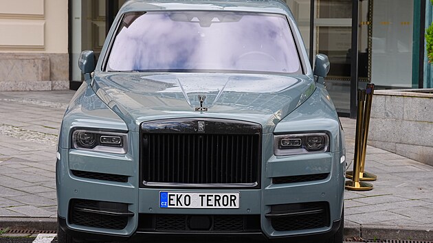 Miliard�� Richard Chlad na Turkovu oslavu dorazil spolu s man�elkou v aut� Rolls Royce s SPZ zna�kou �EKO TEROR�. (18. ��jna 2025)