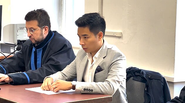 Prvnk Martin Grubner odmtl u soudu obvinn z pijet platku, druh prvnk Viet Do Pham se k jeho zaplacen naopak piznal. (14. jna 2025)