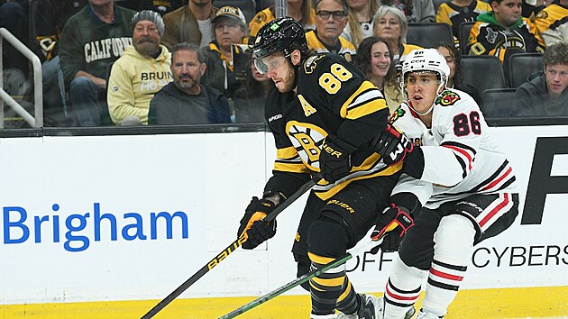 David Pastrk (88) z Boston Bruins kontroluje puk v zpase s Chicago Blackhawks, napad ho Teuvo Teravainen (86).
