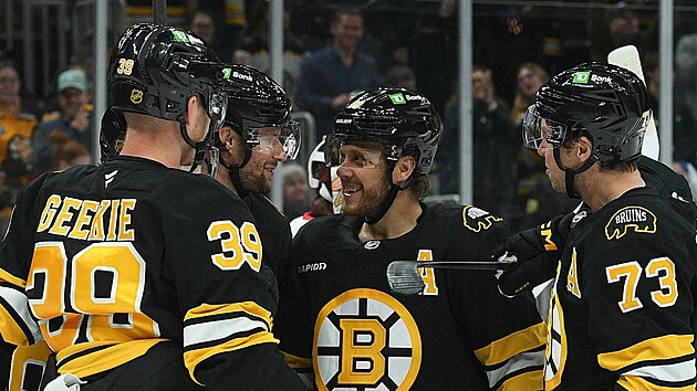 David Pastrk (druh zprava) slav se spoluhri z Boston Bruins.