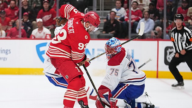 Jakub Dobe (75) z Montreal Canadiens zasahuje proti Alexi DeBrincatovi z Detroit Red Wings.