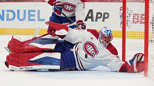 Jakub Dobe z Montreal Canadiens zasahuje vlee.
