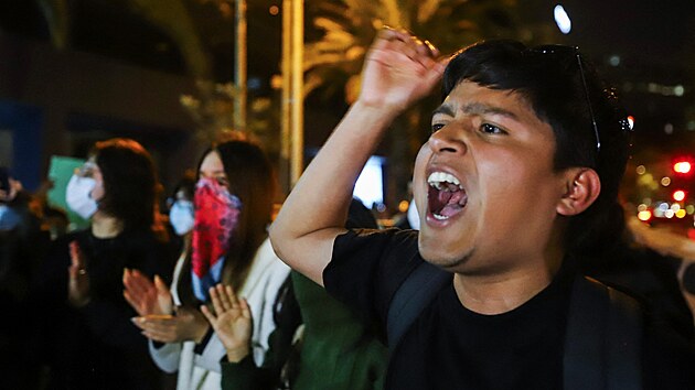 Odprci perunsk prezidentky Diny Boluarte protestuj ped ekvdorskou ambasdou v Lim. (10. jna 2025)