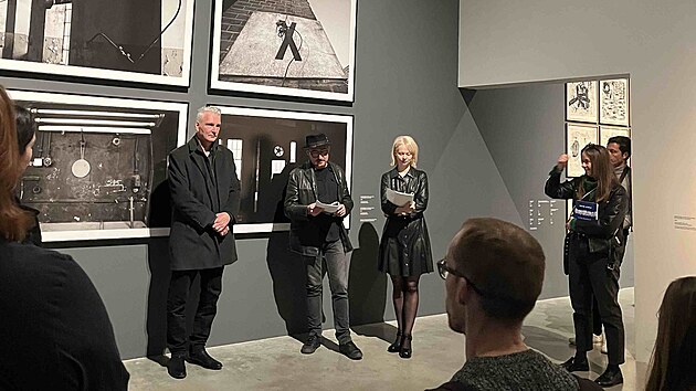 Komentovanou prohldkou provzel hlavn kurtor galerie Otto M. Urban (vlevo)....