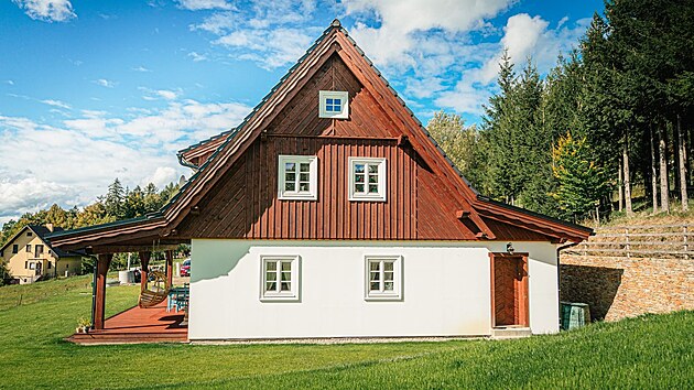 Pvodn chybjc pjezdovou cestu k parcele se Honzovi podailo vyeit domluvou se sousedy, kdy vzjemnou dohodou upravili svoje pozemky a odstranili tm pekku brnc stavb chalupy.